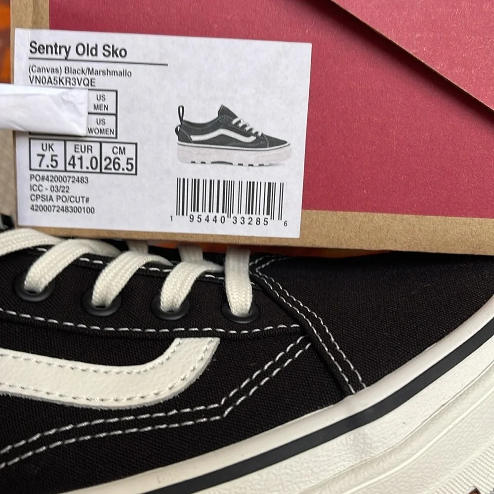 Vans WMNS Sentry Old Skool (Canvas) Black/Marshmallow
VN0A5KR3VQE
Sneakers - Picture 10 of 16